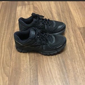 Brooks GTX 17 all black tennis shoes